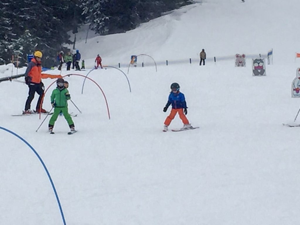 suíça aula ski para criança